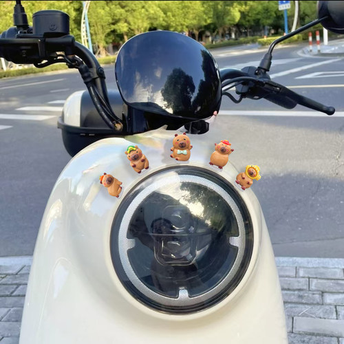 卡皮巴拉水豚公仔玩偶电动车装饰车载摆件仪表台饰品电瓶车小配件