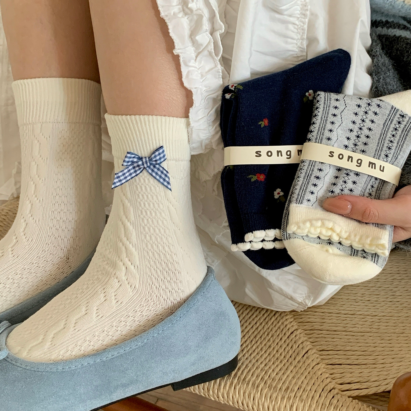 蓝色系可爱蝴蝶结碎花中筒袜