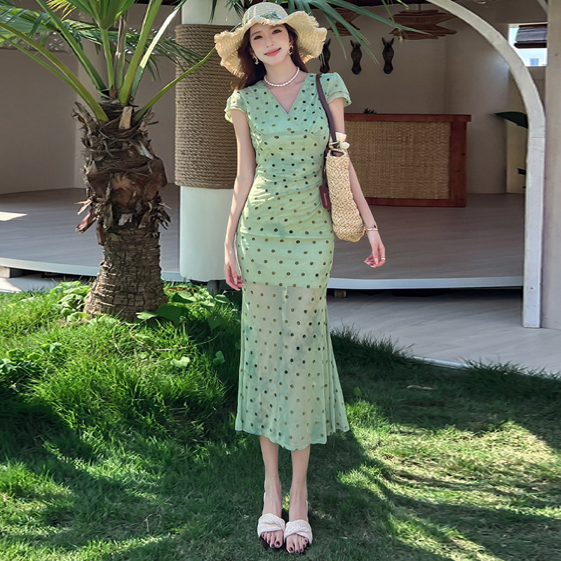 法式温柔风波点修身型V领连衣裙女夏收腰显瘦短袖度假风中长裙