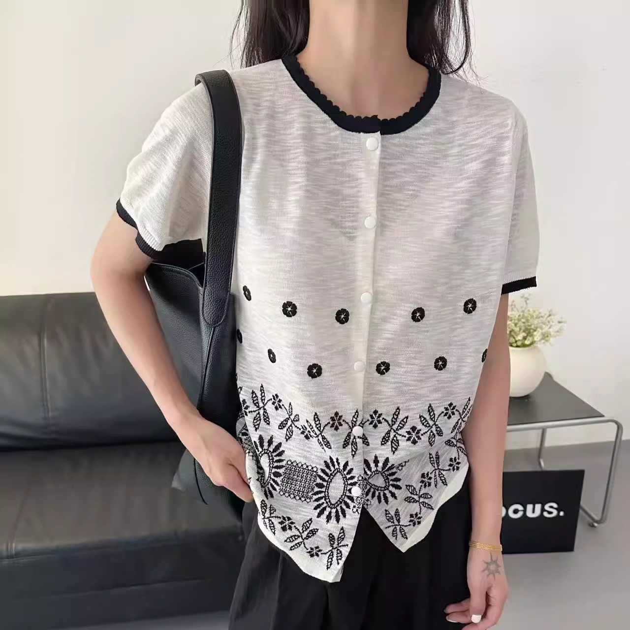 25夏季新款韩版时尚撞色圆领短袖针织开衫女宽松显瘦薄款刺绣上衣