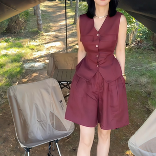 法式显瘦上衣+短裤套装女夏季新款棕酒红色V领单排扣马甲短裤套装