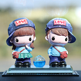 卡通可爱情侣娃娃汽车摆件女士车载车内香薰香水座式 萌娃漂亮内饰