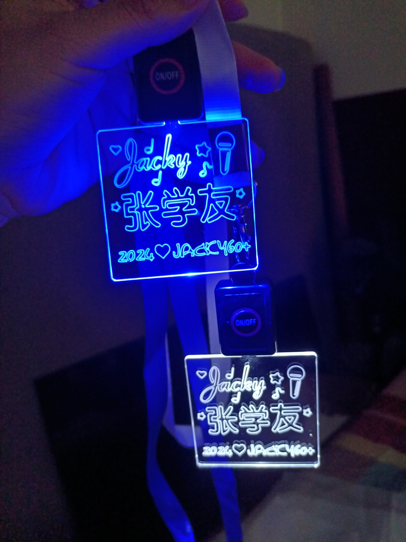 张学友60+演唱会周边应援发光灯牌可定制酒吧工作牌胸牌闪光气氛