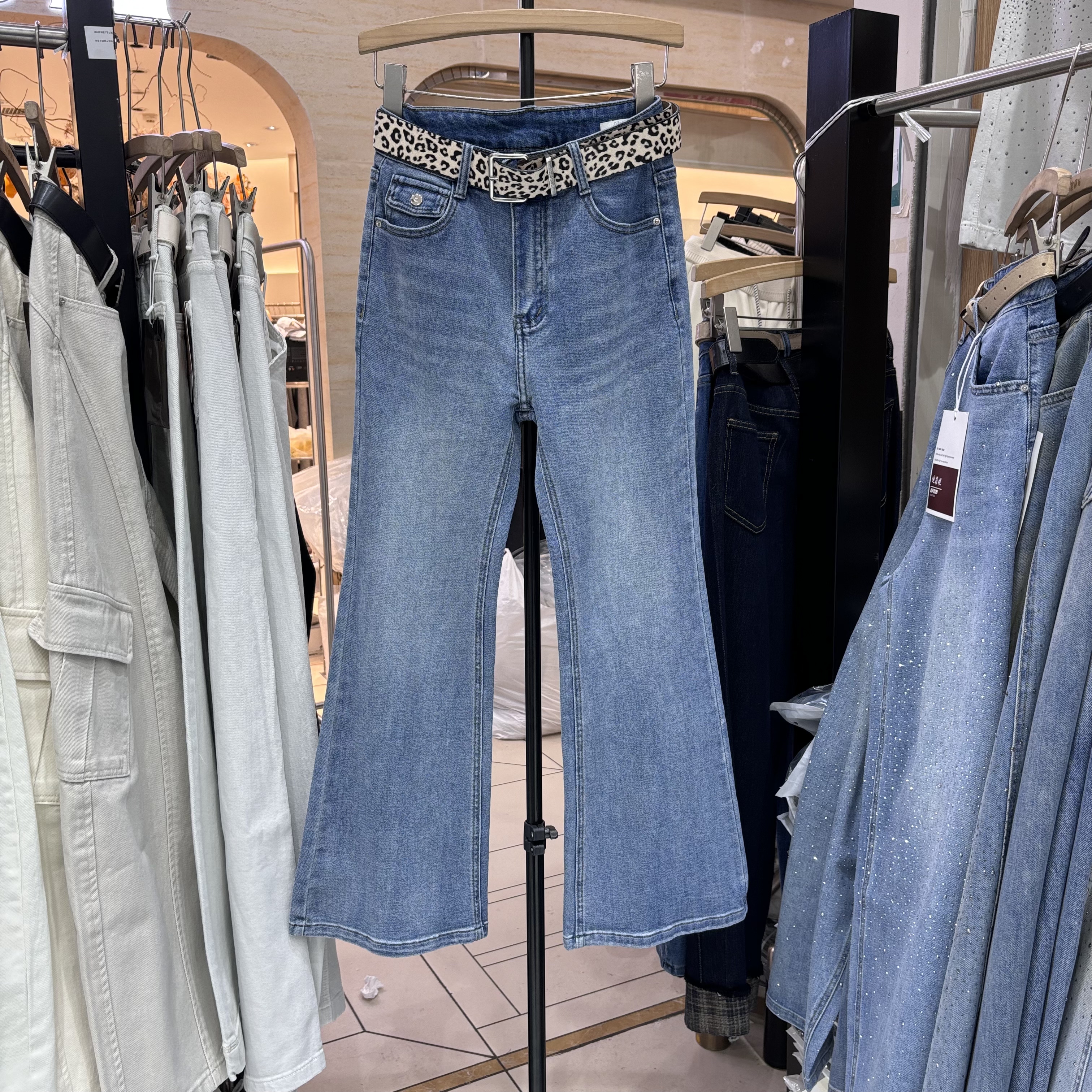 2026早春新款韩版高腰显瘦微喇牛仔裤女百搭喇叭裤长裤子潮2618