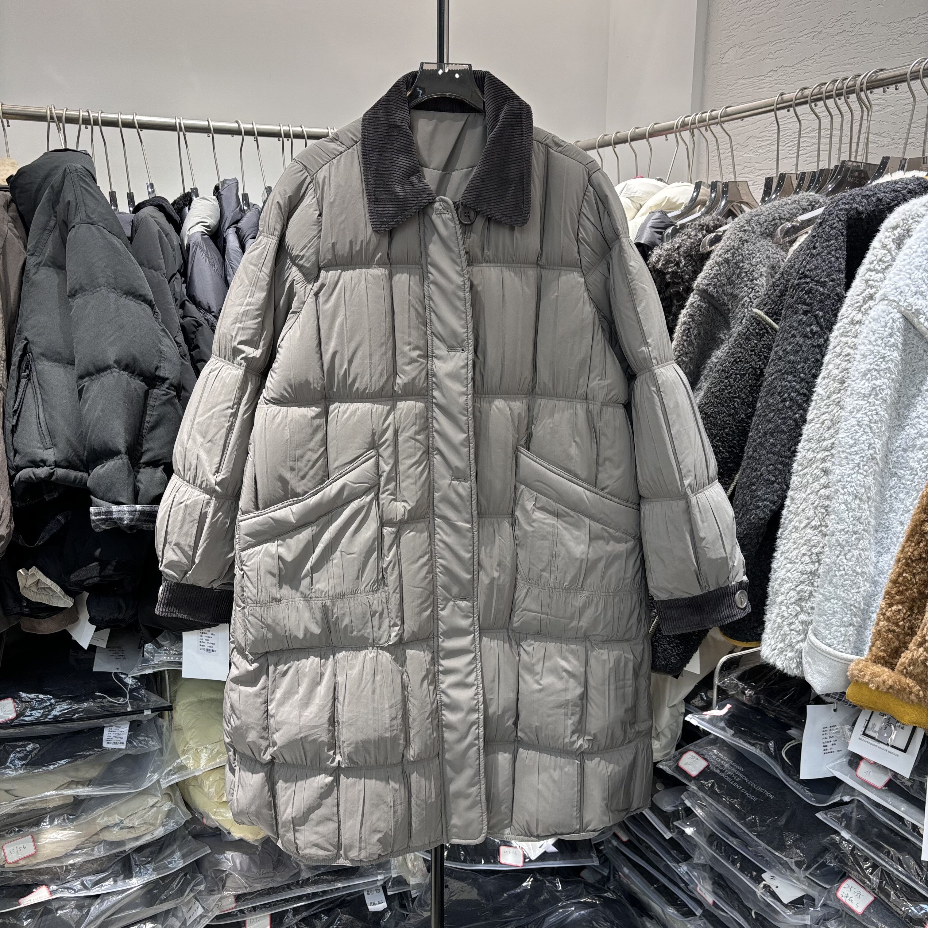 2025冬季新款灯芯绒翻领压格中长款羽绒服女保暖过膝90白鸭绒外套