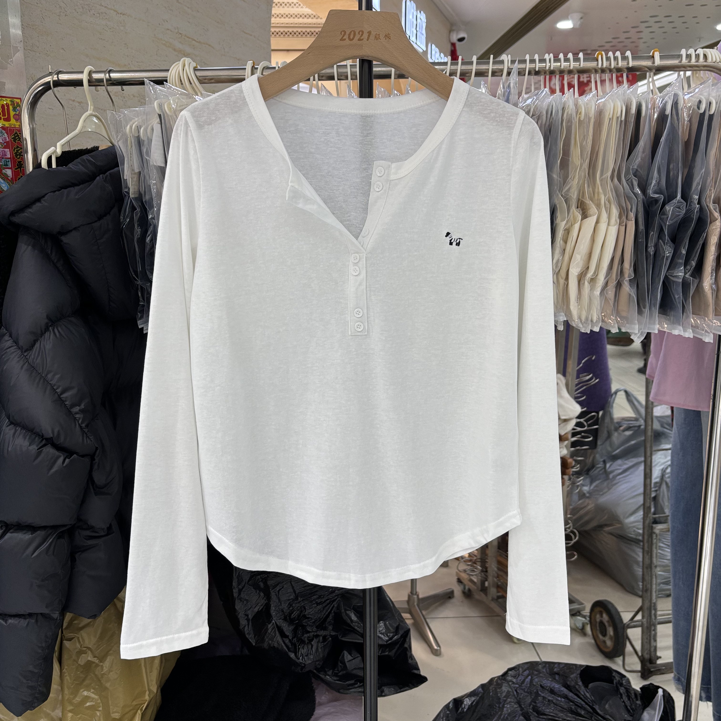 韩版V领小马刺绣长袖T恤女2026春季百搭显瘦小个子短款打底衫上衣