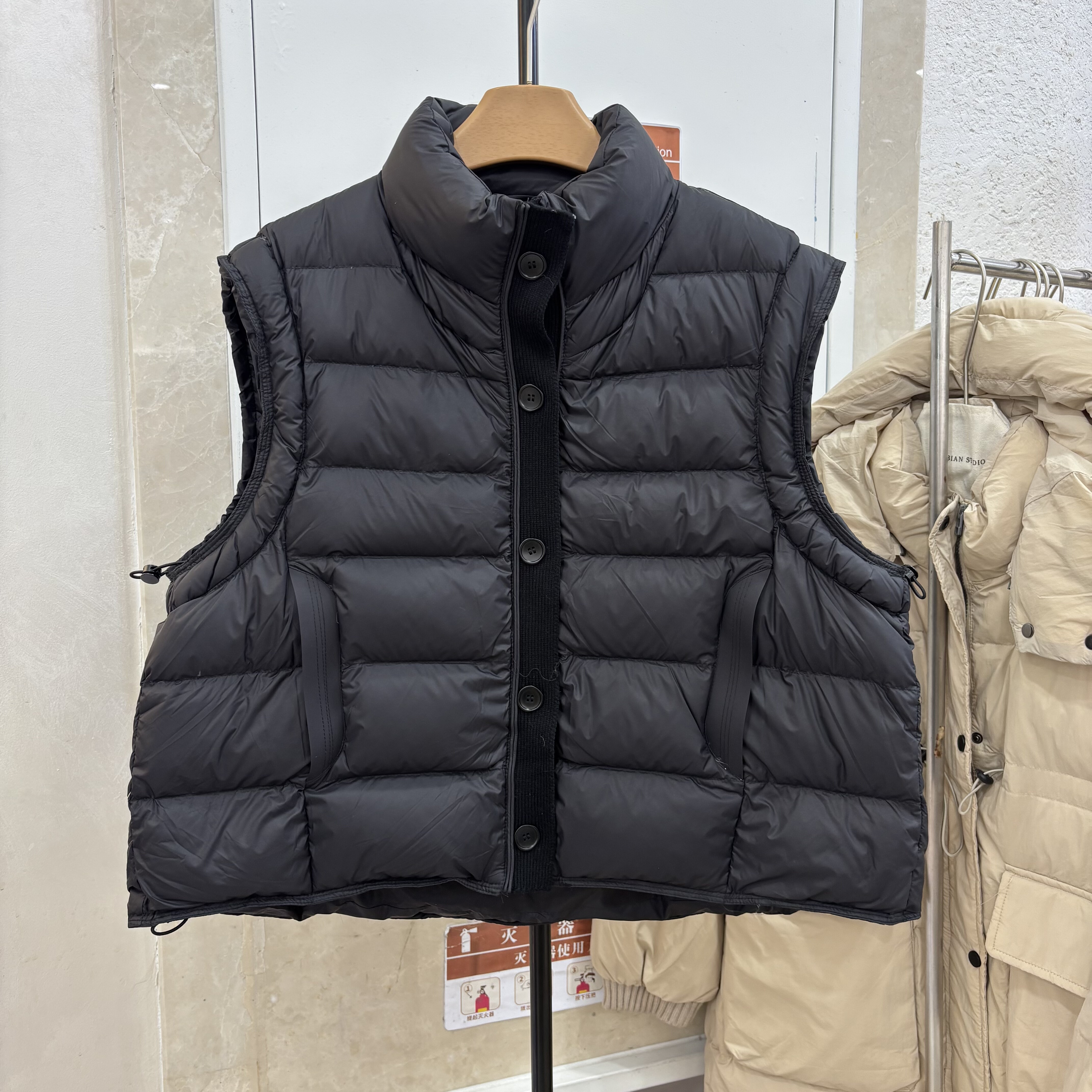 韩系针织拼接羽绒马甲女2025冬韩版时尚保暖短款90白鸭绒外套9001