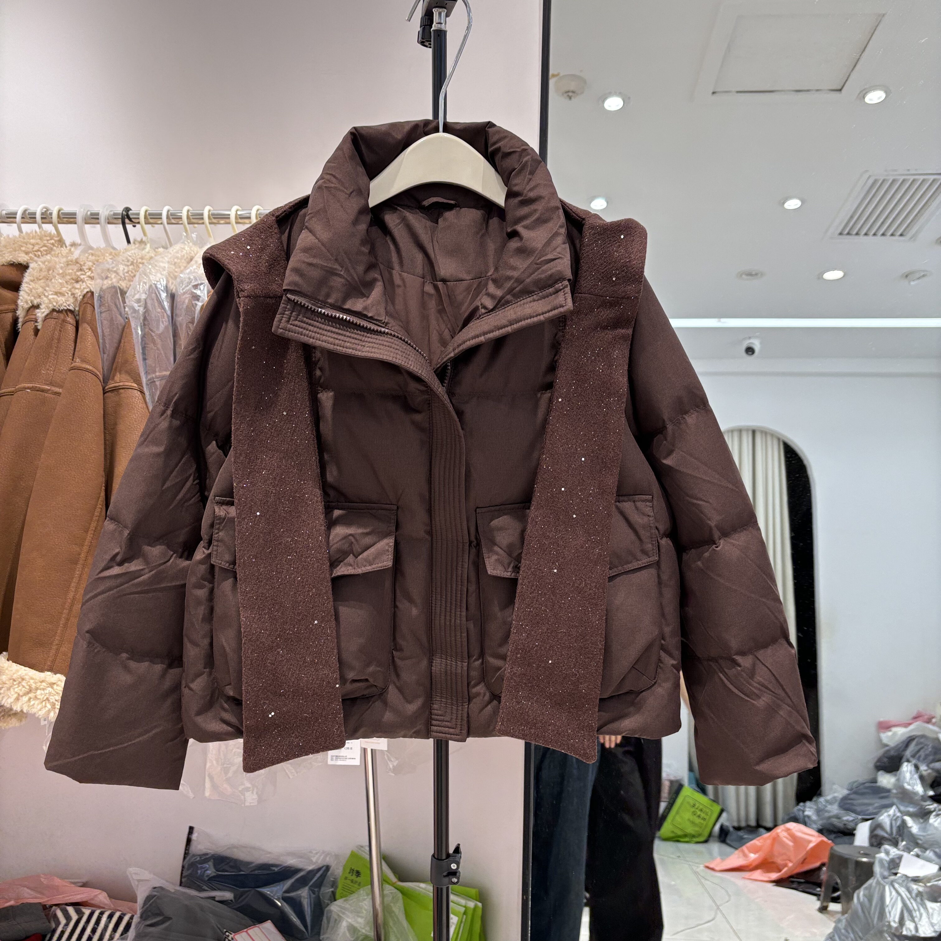 2025冬季新款韩版宽松显瘦百搭连帽羽绒服女短款面包服白鸭绒外套