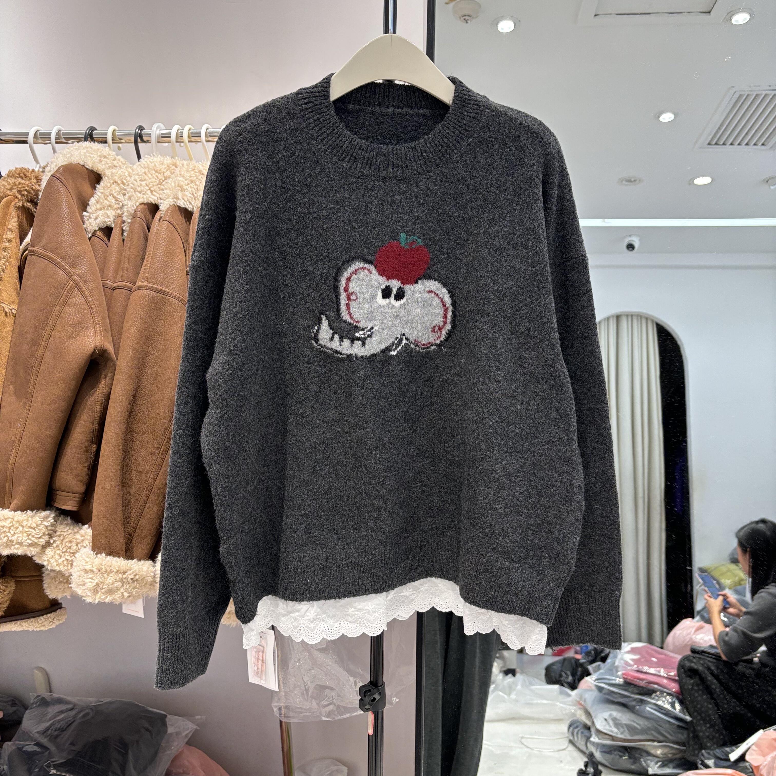 圆领加厚蕾丝拼接秋季厚款长袖上衣毛衣灰色中长款配打底裤针织衫