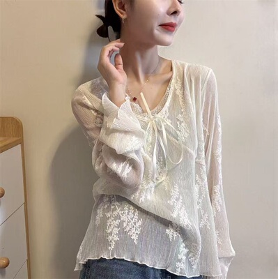 法式浪漫风V领系带蕾丝衫女春夏新款长袖宽松蝴蝶结显瘦上衣31288