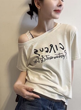 斜肩一字肩短袖T恤女2026夏季新款字母印花宽松百搭露肩上衣32009