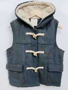 不退换货 乐天官网a.g.plus学院风木扣软尼子羊羔绒帽子背心马甲