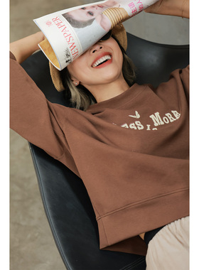 ise”美式复古“系列slogan标语图案褐色针织圆领卫衣K2531012