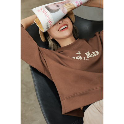 ise”美式复古“系列slogan标语图案褐色针织圆领卫衣K2531012