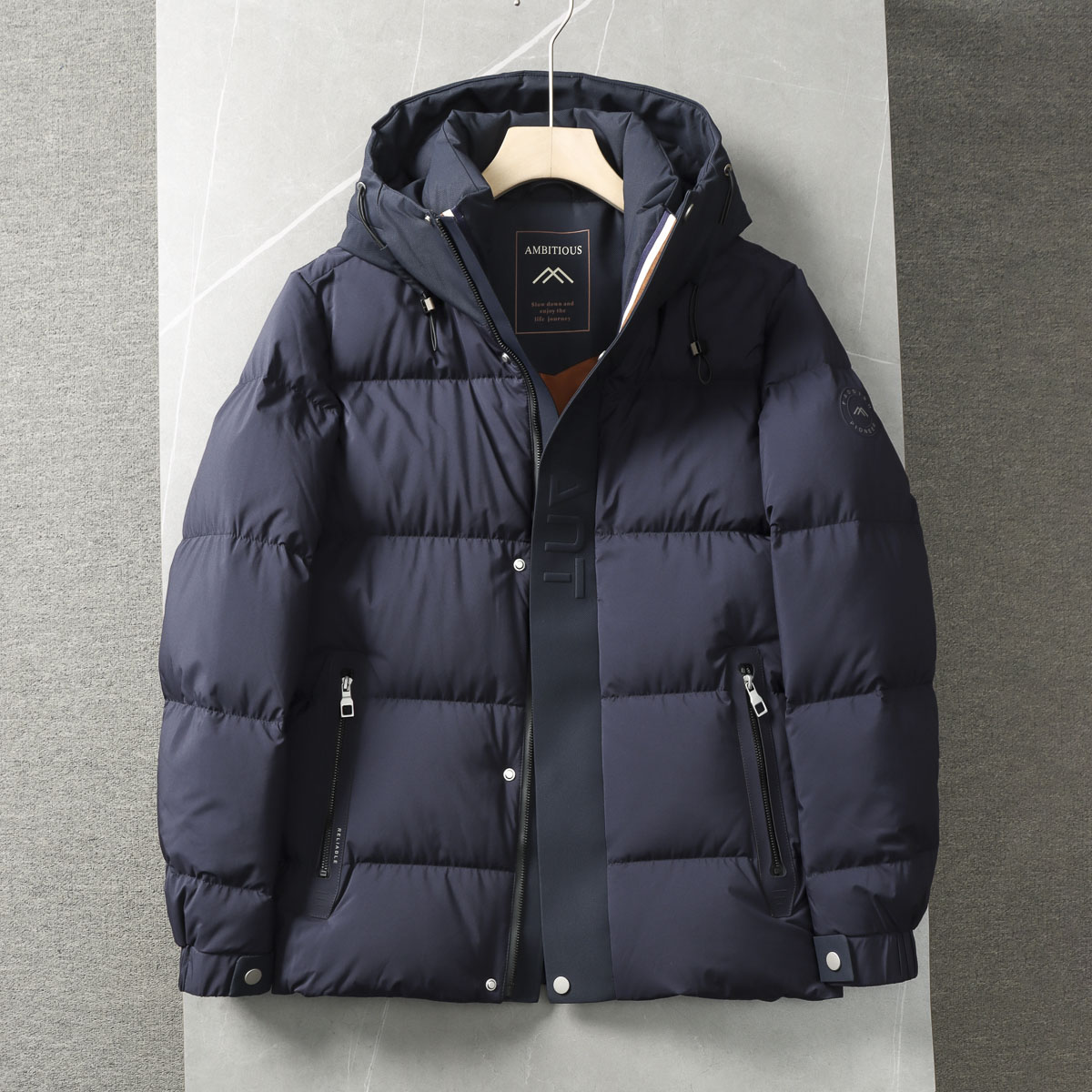 800蓬松+轻盈抗寒！品牌撤柜冬装男士连帽防风防水保暖面包羽绒服