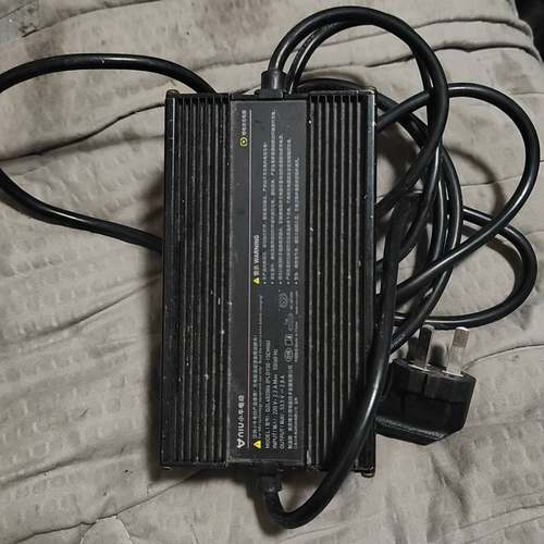 询价购-小牛原装充电器，型号DZL482006，输出53