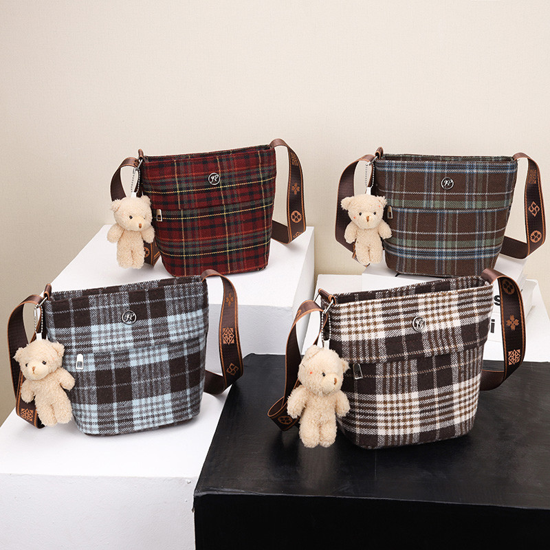 格纹水桶包女百搭单肩斜挎包小熊挂件学院风大容量包包,箱包皮具/热销女包/男包,水桶包,淘宝优惠券,粉丝福利购,淘宝优惠卷
