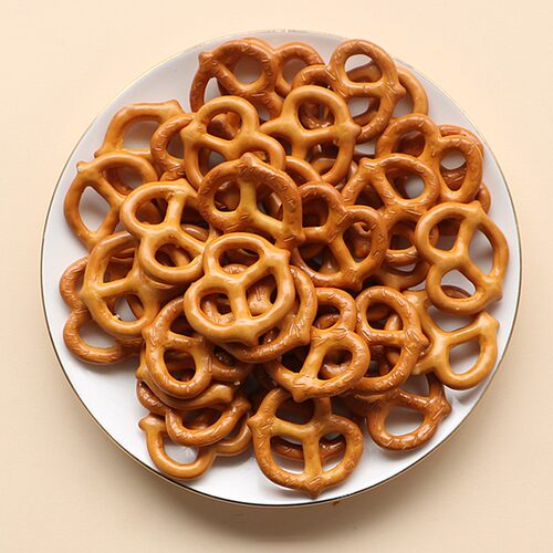 烘烤碱水蝴蝶网格面包结饼干圈
