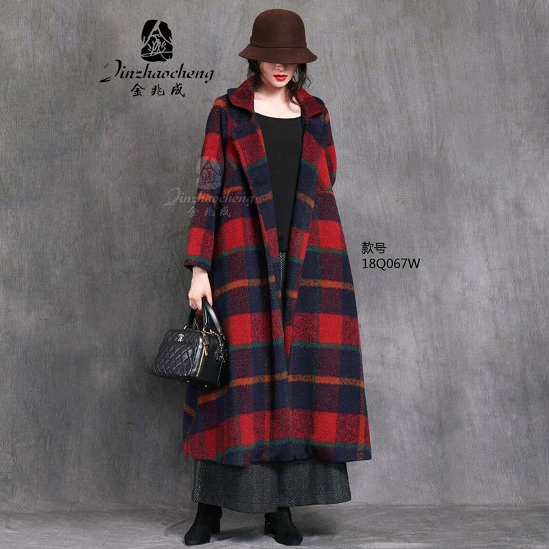 金兆成18Q067W方格大衣2019秋冬新款女过膝长款红格方领风衣外套
