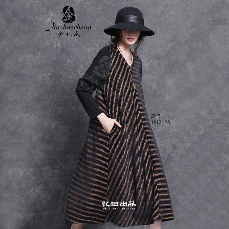 金兆成2018新款女装秋装大码正品宽松文艺连衣裙V领显瘦拼接袍子