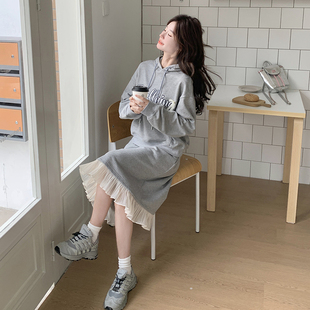 女春显瘦气质半身裙两件套新 灰色盐甜系穿搭减龄连帽字母卫衣套装