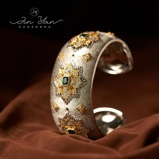 欧美复古意大利精工拉丝工艺s925纯银饰镀金奢华祖母绿锆石宽手镯