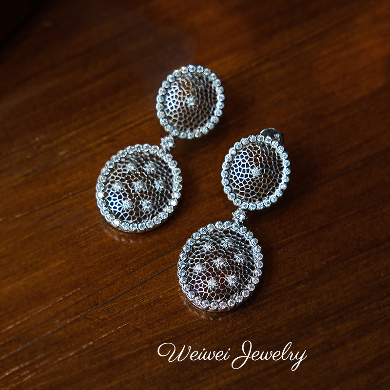 925银蜂巢镂空花镶钻耳环