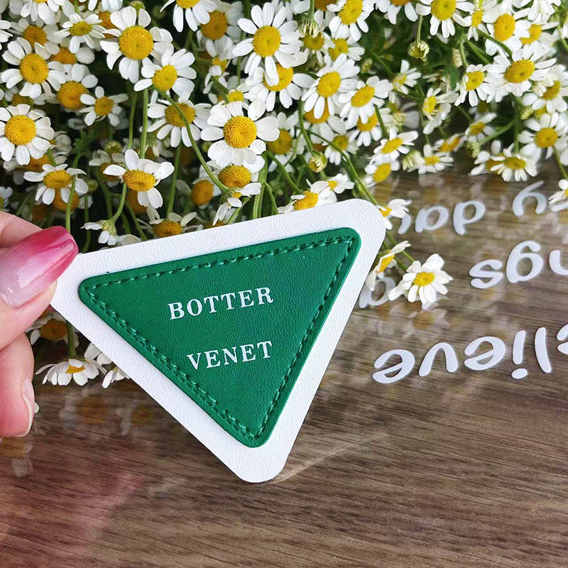 自粘款三角领标吊牌水洗标贴布标百搭潮牌衣服标贴PU皮标DIY,纺织面料/辅料/配套,布贴/刺绣徽章,淘宝优惠券,粉丝福利购,淘宝优惠卷
