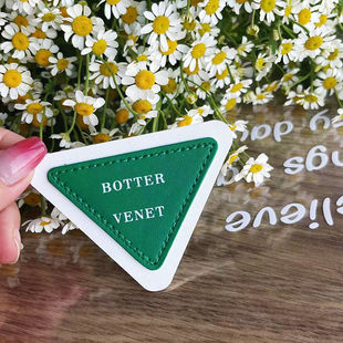 自粘款三角领标吊牌水洗标贴布标百搭潮牌衣服标贴PU皮标DIY