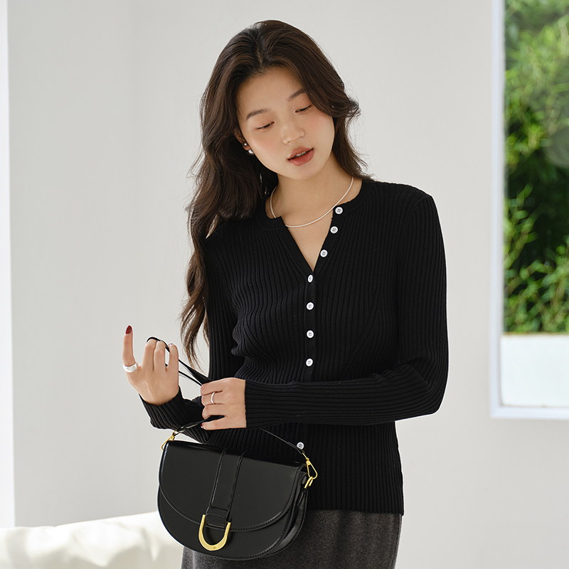 思诺芙德圆V领抽条修身羊毛衫