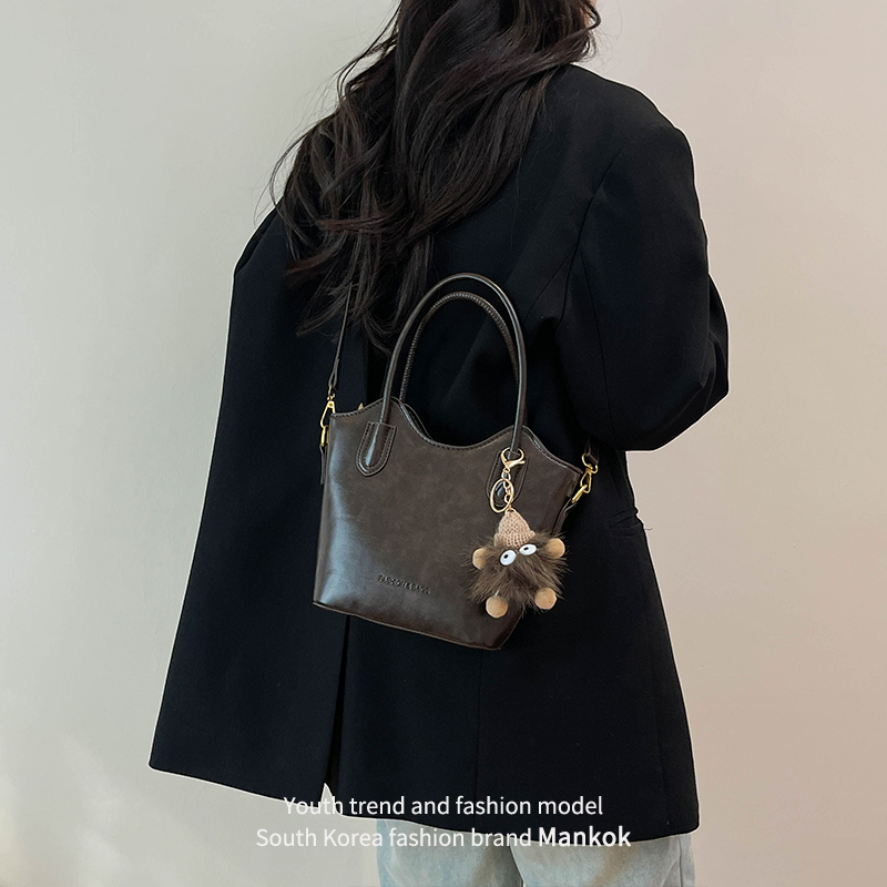 Mankok今年流行爆款复古包包女2025新款潮斜挎包高级感手提水桶包
