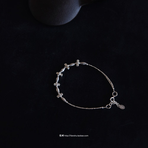 手工制作完成简约细手链