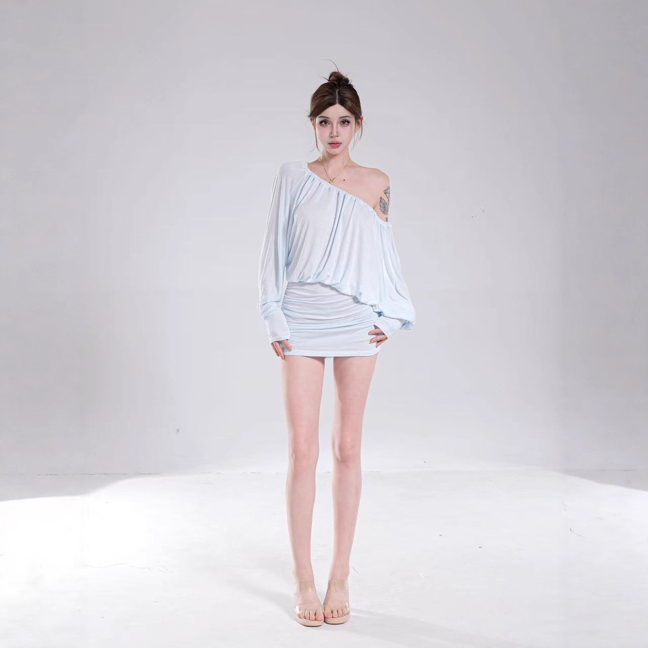 蓝色一字肩长袖连衣裙女秋季显瘦收腰裙子蝙蝠袖纯欲辣妹包臀短裙