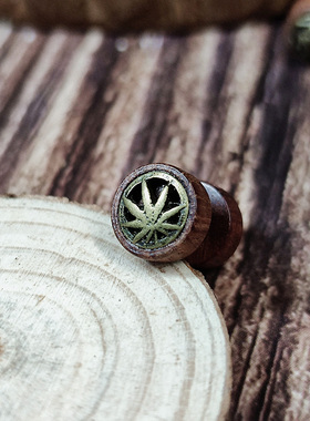 枫叶十字架木质耳环单只