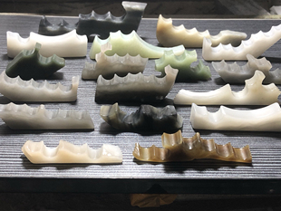 新疆和田玉天然边角料 随型笔搁 青花籽糖料烟紫藕粉白玉 笔架