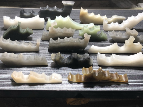新疆和田玉天然边角料 随型笔搁 青花籽糖料烟紫藕粉白玉 笔架