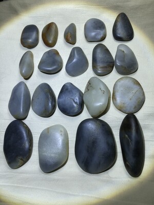 新疆玉龙喀什河籽料原石真皮原籽无修型无二上青花籽玩料雕刻料