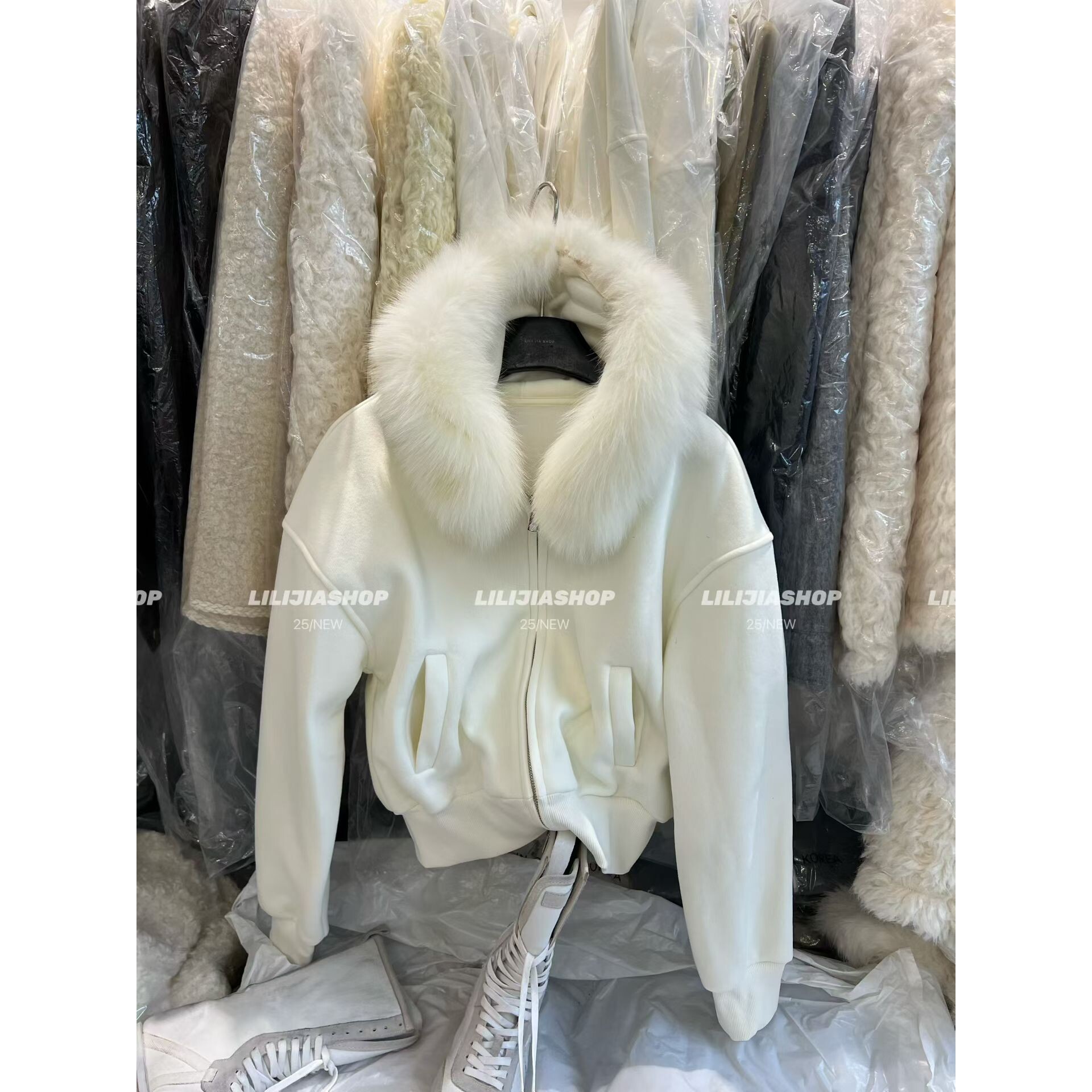 2025巨好看的厚外套女冬季加绒加厚白色连帽狐狸毛领短款高级卫衣,女装/女士精品,短外套,淘宝优惠券,粉丝福利购,淘宝优惠卷