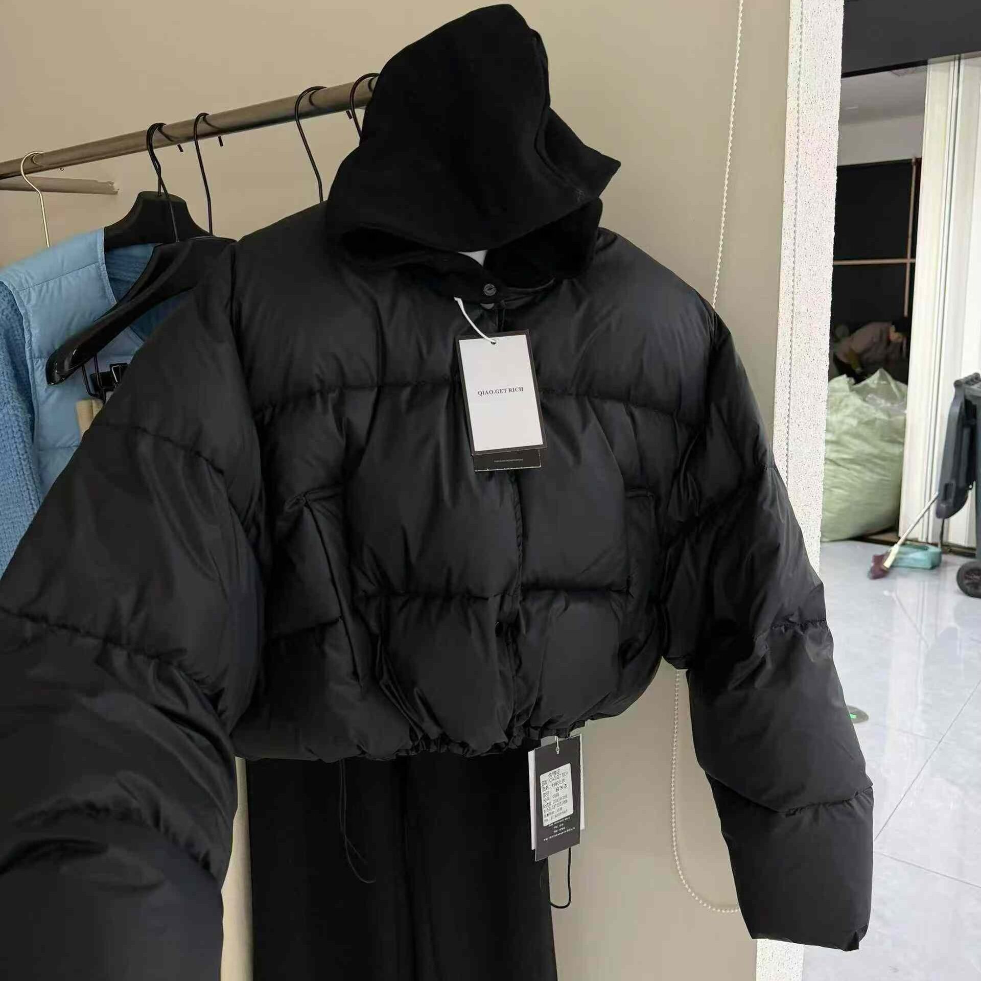 2025巨好看的黑色短款羽绒服女连帽加厚宽松面包服设计感保暖外套