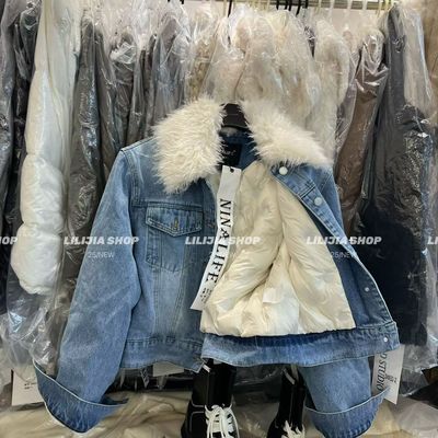 浅蓝色牛仔风毛毛领拼接羽绒外套