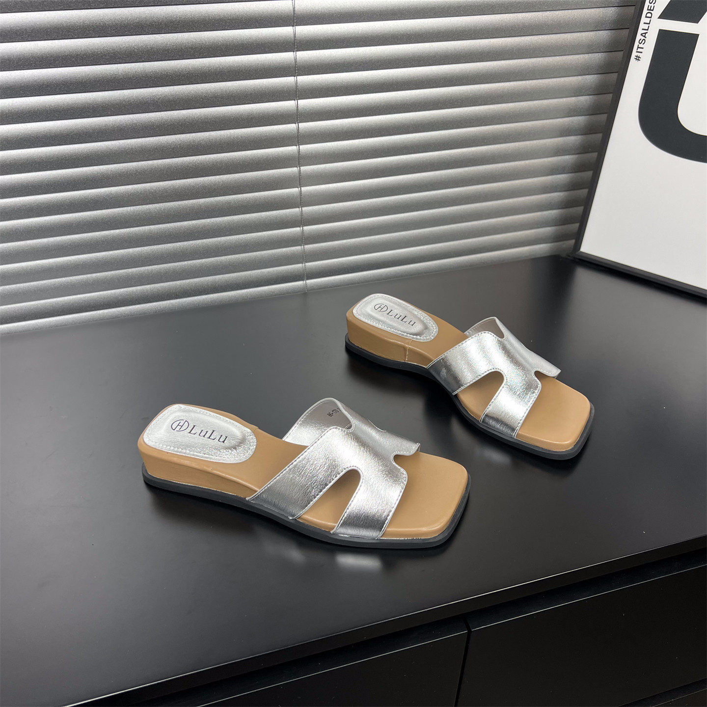 简约风~银色坡跟一字拖女2026夏季新款外穿配裙子高级感凉拖鞋子