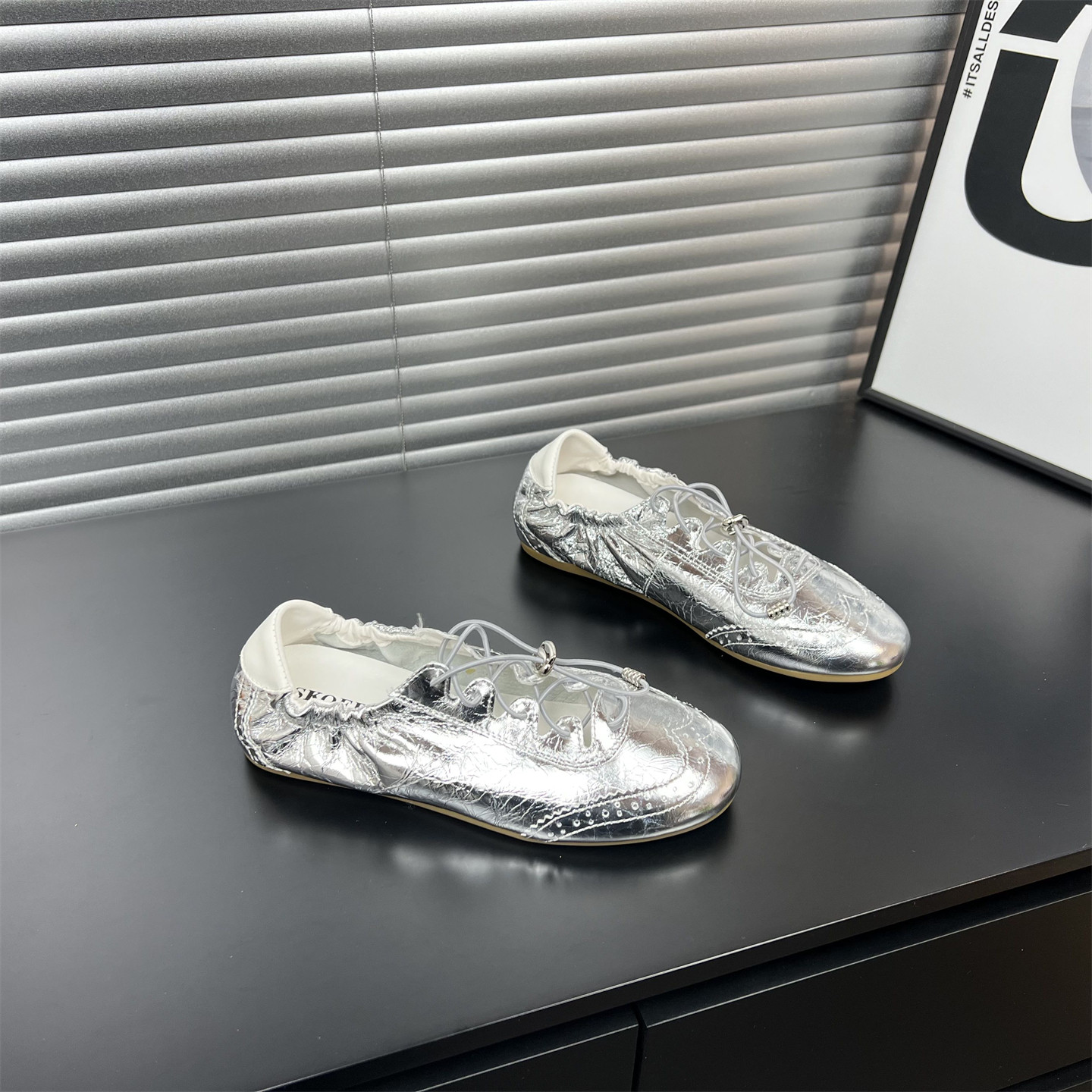 小羊皮银色软底德训鞋女2026春季新款休闲鞋舒适不累脚运动板鞋