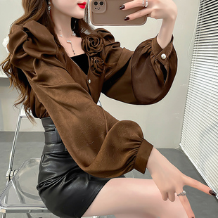 春季缎面立体花朵衬衫设计感高级气质V领衬衣女款宽松泡泡袖上衣