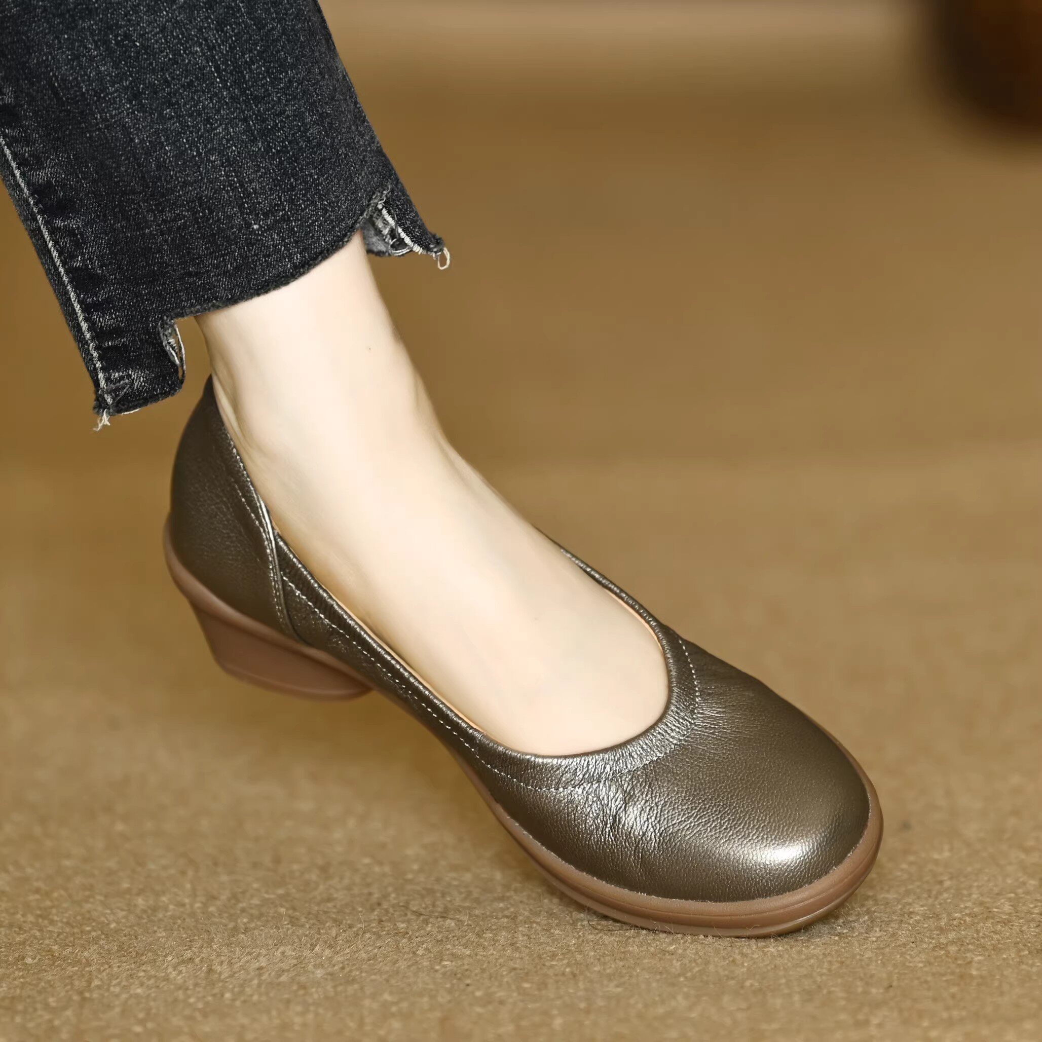 头层牛皮软底舒适复古风休闲妈妈鞋2026春季新款圆头百搭旅游女鞋