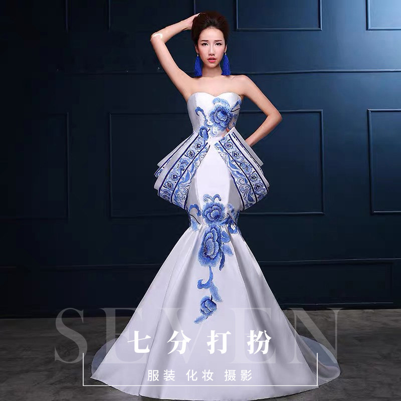 租高端走秀晚礼服T台秀青花瓷国潮华服走秀修身主持人夸张演出服