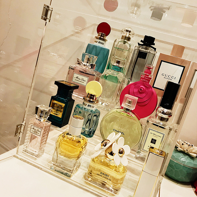 大号阶梯形有门香水架防尘香水展示箱亚克力护肤品透明桌面收纳盒