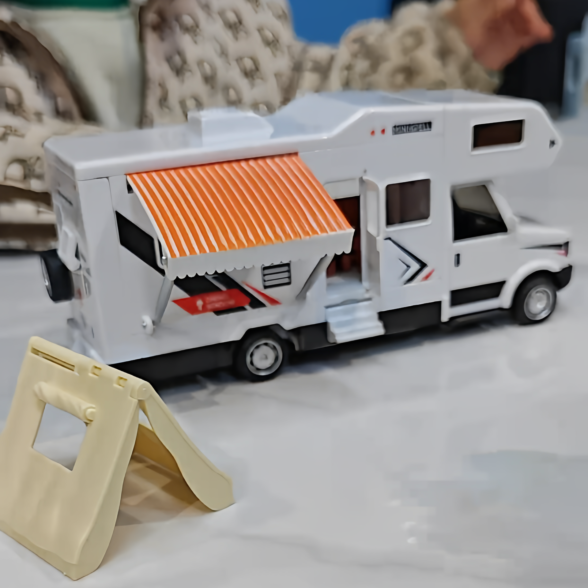 仿真玩具房车儿童合金露营巴士惯性回力可开门声光款旅行敞篷汽车