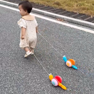 蜗牛玩具拉绳儿童牵绳拉绳溜拉着走宝宝学步发光发声爆款玩具