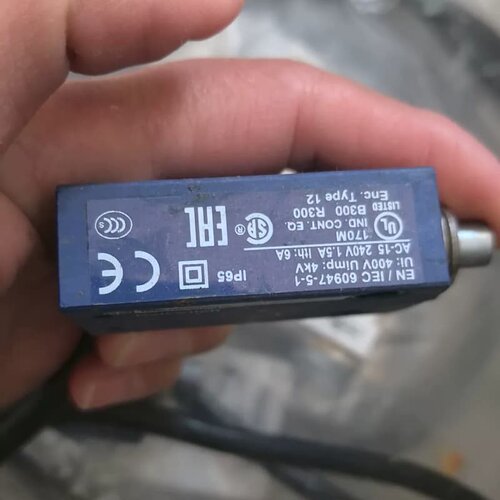 全新施耐德限位开关XCMN2110L1，原装，带线，实物，工--议价商品