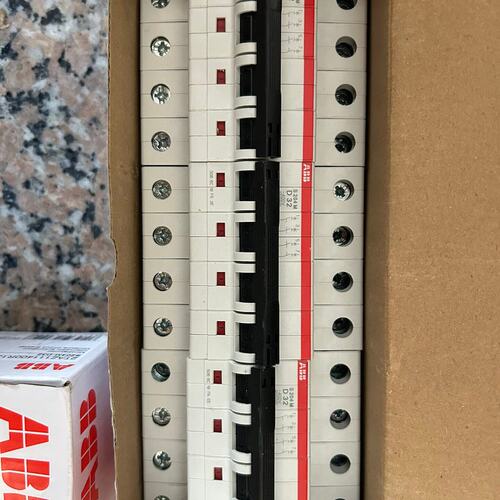 全新ABB断路器S204M-D32，型号2TAZ111400--议价商品